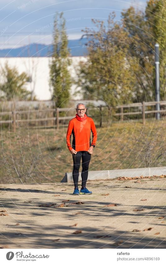Vorderansicht eines älteren Mannes in Sportkleidung, der in einem Stadtpark steht Senior Kleidung Joggen rennen Park sonnig Tag Glück Übung Fitness Rentnerin