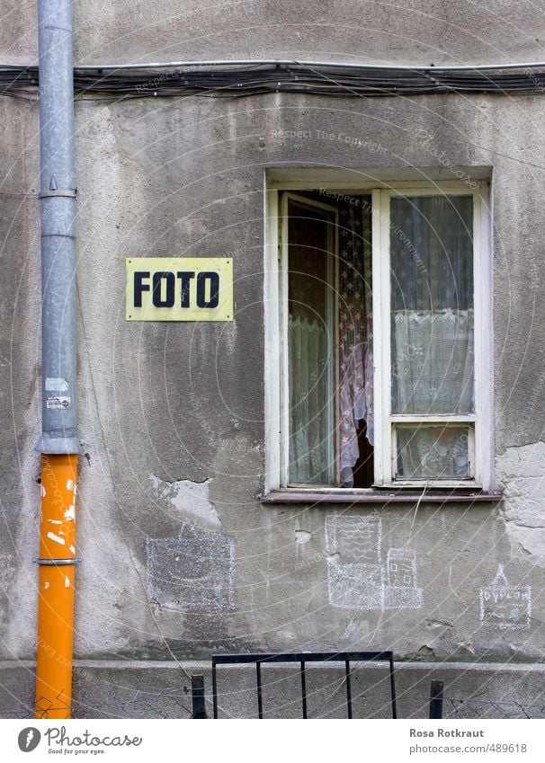 Ein Foto ist ein Foto. Haus Stadtrand Mauer Wand Fenster Beton Schilder & Markierungen Graffiti Linie alt ästhetisch dreckig Neugier gelb grau orange