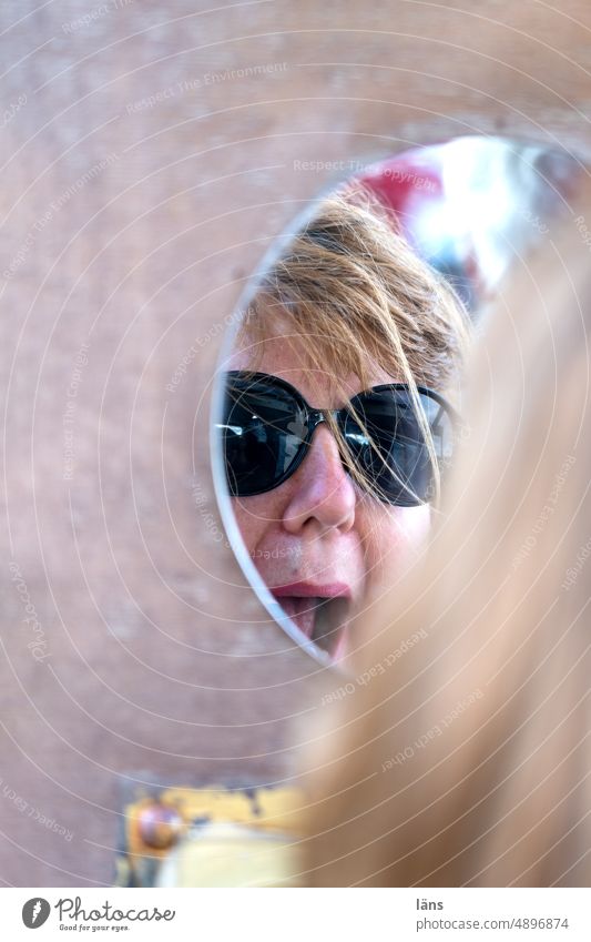 ArtStadtTour I Kontrollblick Frau Spiegel Sonnenbrille erstaunen Sonnenbrillen offener Mund Kontrolle Porträt Erwachsene Gesicht Lippen feminin 1 Farbfoto