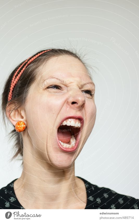 Wütend. feminin Frau Erwachsene Gesicht Auge Nase Mund 1 Mensch 30-45 Jahre Accessoire Ohrringe Haarband blond schreien Blick Konflikt & Streit Aggression