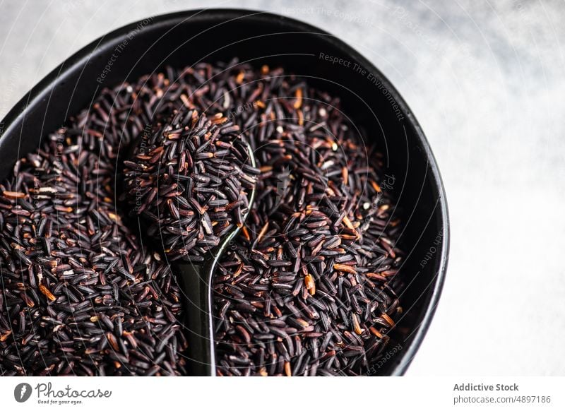 Roher schwarzer Bio-Reis Schalen & Schüsseln Lebensmittel roh Asiatische Küche schwarzer Reis Tisch Vollkorn Korn organisch Müsli Bestandteil ungekocht
