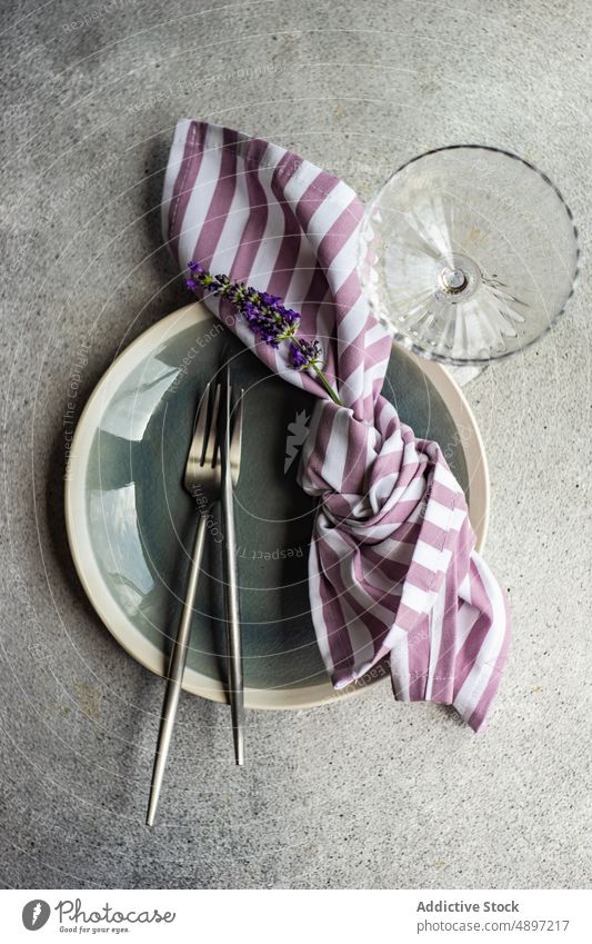 Sommerlich gedeckter Tisch mit Lavendel Hintergrund Kerze Konzept Beton Besteck Geschmack geblümt Blume Lebensmittel frisch Gesundheit Lifestyle Manipulation