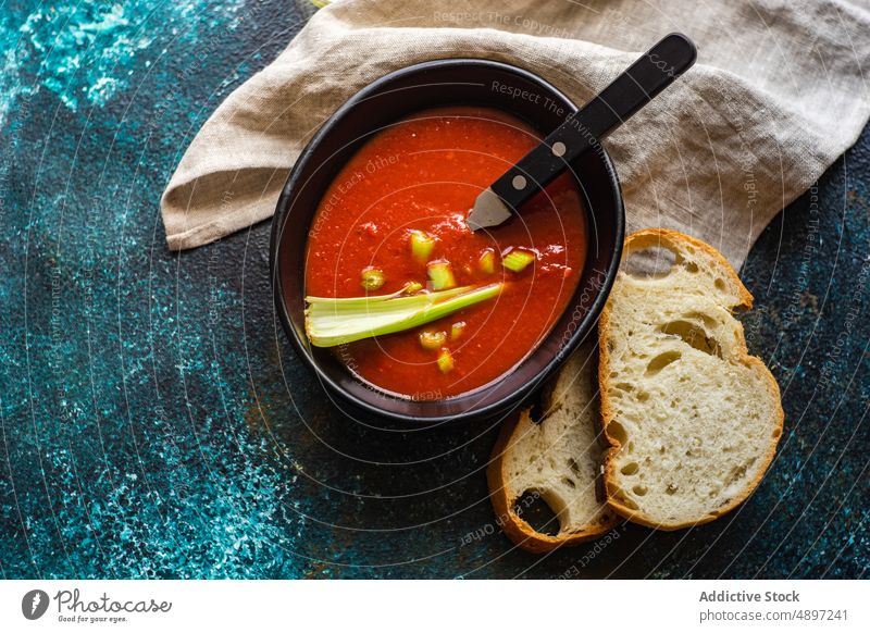 Tomatensuppe mit Müsli cerely essen Lebensmittel frisch Gazpacho Mittagessen Mahlzeit Suppe kleben Steintisch Gemüse Vegetarier Schalen & Schüsseln kulinarisch