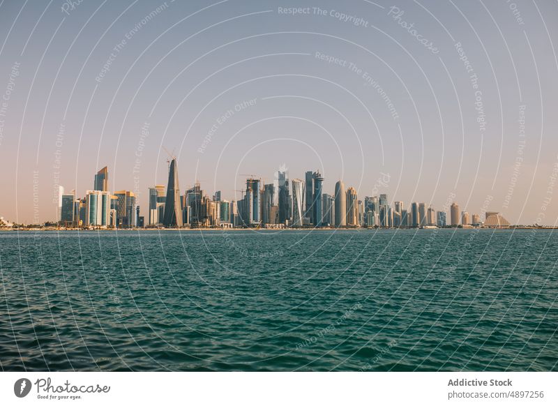 Moderne Stadt am Meeresufer bei Sonnenuntergang Großstadt MEER Ufer Wolkenkratzer Himmel Abend Wasser Rippeln Gebäude doha Katar Naher Osten Revier Zeitgenosse