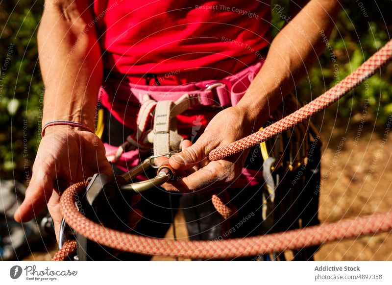 Anonyme ältere Frau, die sich ein Seil um die Taille bindet Senior aktiv Aufsteiger Kabelbaum Mittelteil Stehen Wanderer Abenteuer Ruhestand wandern Fitness