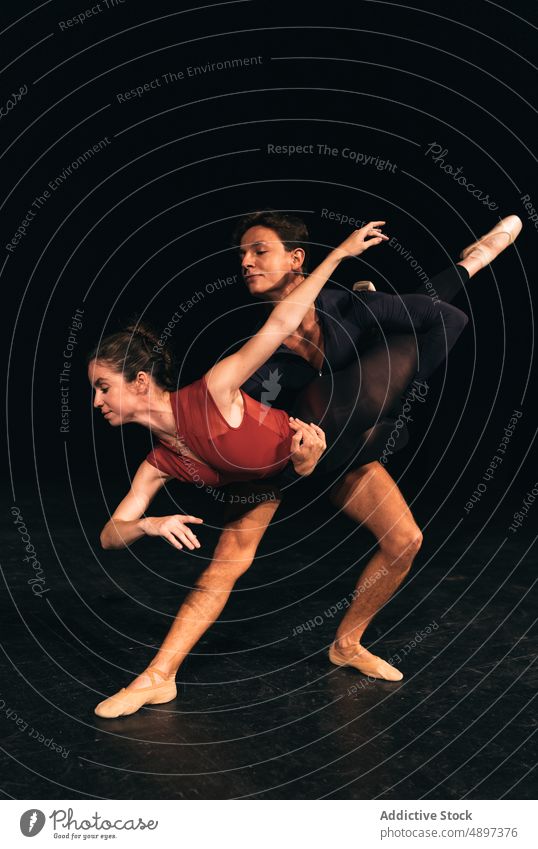 Mann und Frau tanzen zusammen Ballett Tänzer Balletttänzer Schauplatz Probe Theater ausführen dunkel Choreographie Anmut heben Ballerina sich[Akk] bewegen üben