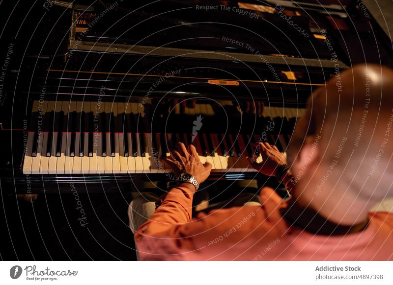 Anonymer Mann spielt Klavier auf dunkler Bühne spielen Schauplatz Musik ausführen dunkel Theater Konzert Melodie männlich Erwachsener Probe üben Instrument