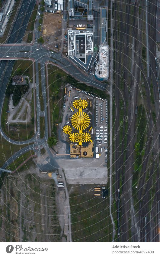 Drohnenansicht einer Kirmes in einem Stadtviertel mit asphaltierten Straßen Großstadt Stadtbild Gebäude Jahrmarkt Revier Verkehr Fahrzeug urban Fahrbahn