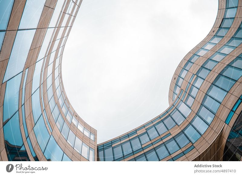 Gebäude mit verspiegelten Fenstern Fassade Spiegel Wolkenkratzer Kurve Architektur mehrstöckig Infrastruktur futuristisch Glaswand Reflexion & Spiegelung