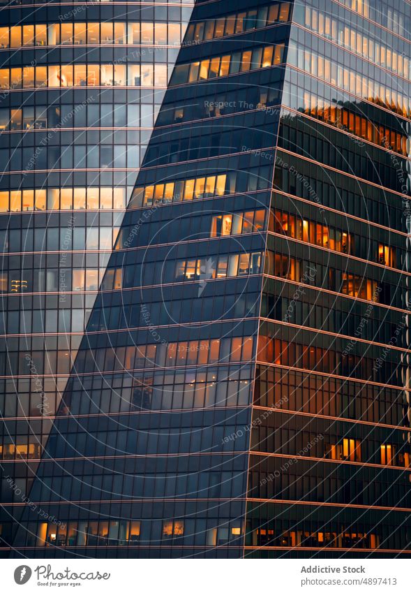 Geometrisches Gebäude mit verspiegelten Fenstern Fassade Spiegel Wolkenkratzer Architektur mehrstöckig Infrastruktur futuristisch Glaswand Konstruktion dicht