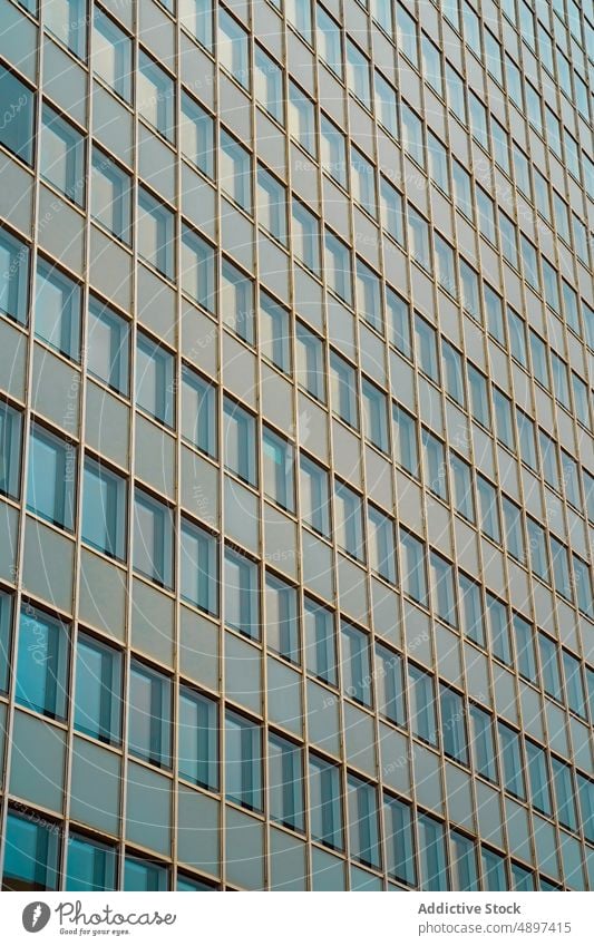 Geometrisches Gebäude mit verspiegelten Fenstern Fassade Spiegel Wolkenkratzer Architektur Außenseite mehrstöckig Infrastruktur futuristisch Glaswand