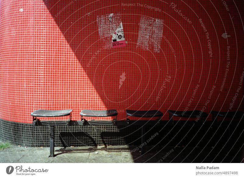 Platz an der Sonne analog Analogfoto Farbe Farbfoto Sitz Bank Mosaik Rot Schatten Fehrbelliner Platz Schwarz Grau Linie Diagonale Außenaufnahme menschenleer Tag