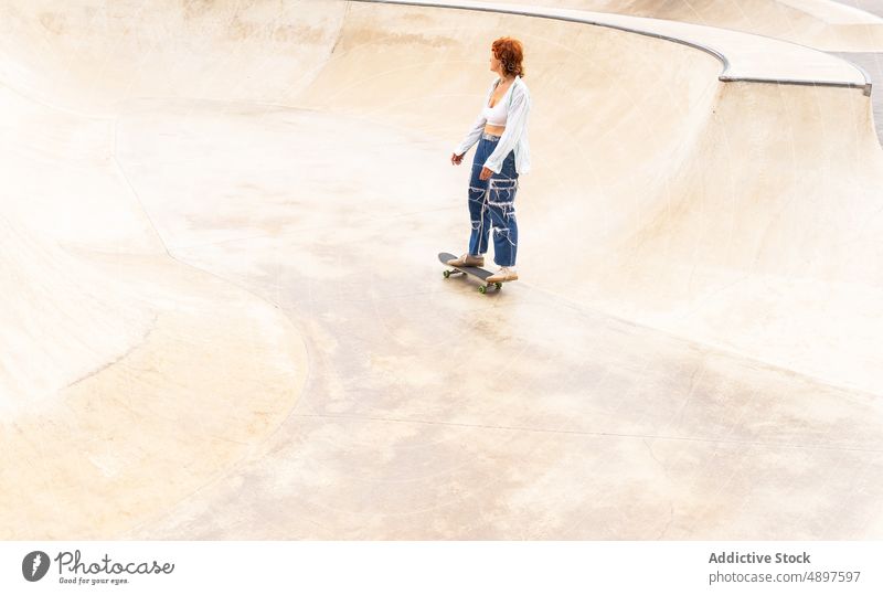 Frau fährt Skateboard im Skatepark Mitfahrgelegenheit Skateplatz Skateboarderin Hobby Training Sport Rampe Zeitvertreib sich[Akk] bewegen Energie sportlich