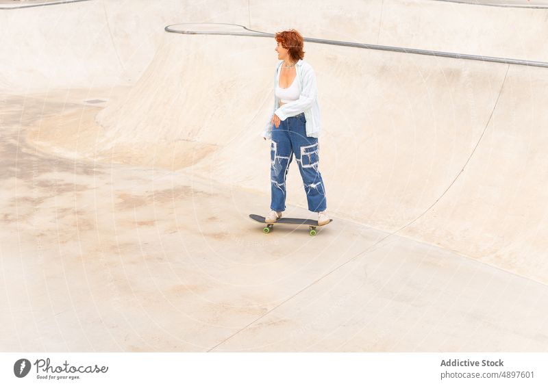 Frau fährt Skateboard im Skatepark Mitfahrgelegenheit Skateplatz Skateboarderin Hobby Training Sport Rampe Zeitvertreib sich[Akk] bewegen Energie sportlich