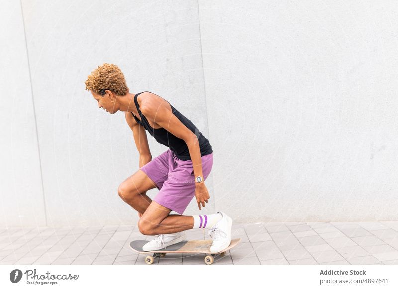 Schwarzer Mann fährt Skateboard auf der Straße Mitfahrgelegenheit Weg Skateboarderin Hobby Training Sport Zeitvertreib Gesunder Lebensstil sich[Akk] bewegen