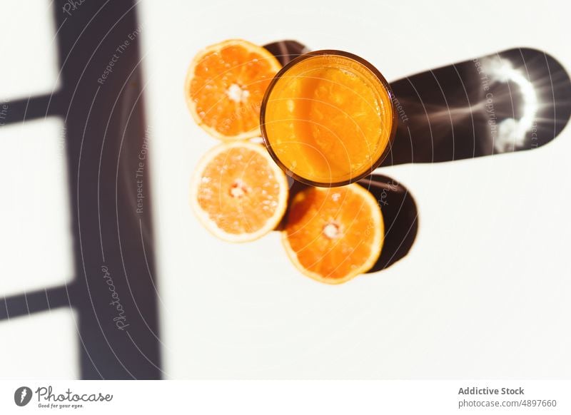 Saft und Orangen auf dem Tisch in der Sonne orange Glas Morgen Zusammensetzung sonnenbeschienen Frühstück Hälfte drücken frisch Frucht Entzug Diät Vitamin C