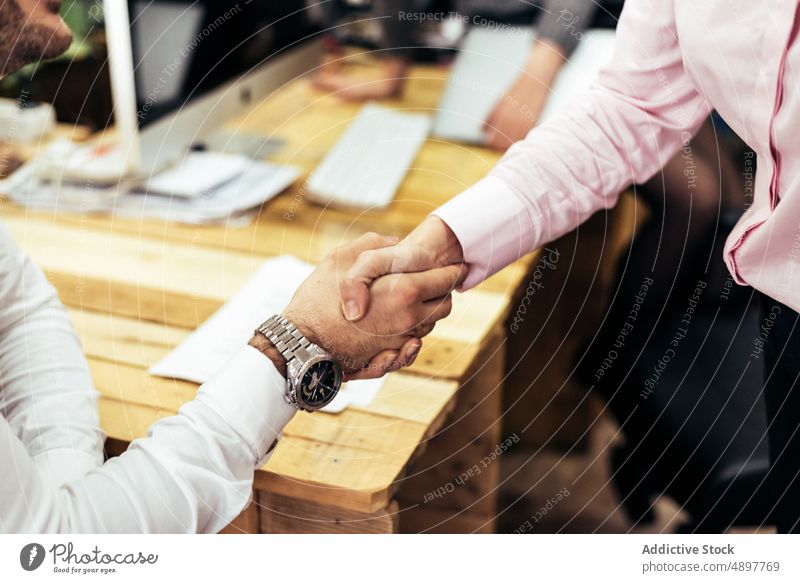 Unbekannte Mitarbeiter schütteln sich im Büro die Hände Kollege Mitarbeiterin Geschäft Hände schütteln einigen Arbeitsplatz Business Partner formal Karriere