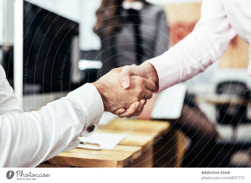 Unbekannte Mitarbeiter schütteln sich im Büro die Hände Kollege Mitarbeiterin Geschäft Hände schütteln einigen Arbeitsplatz Business Partner formal Karriere