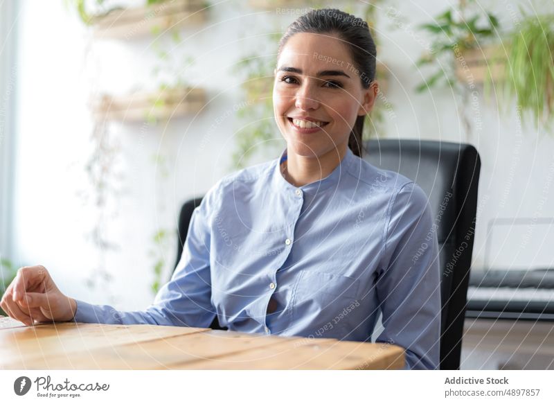 Glückliche Geschäftsfrau sitzt am Tisch Lächeln Büro Pause bei der Arbeit Business ruhen Porträt Frau Arbeitsplatz sitzen heiter Optimist tagsüber Job