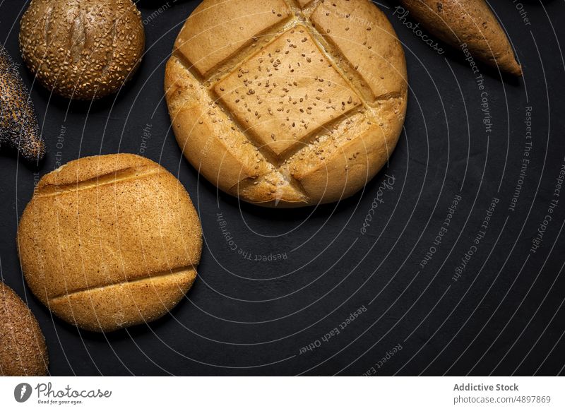 Verschiedene frisch gebackene Brotlaibe Baguette mischen Vollkorn Bäckerei sortiert Lebensmittel natürlich Sesam verschiedene viele Überfluss Korn kulinarisch