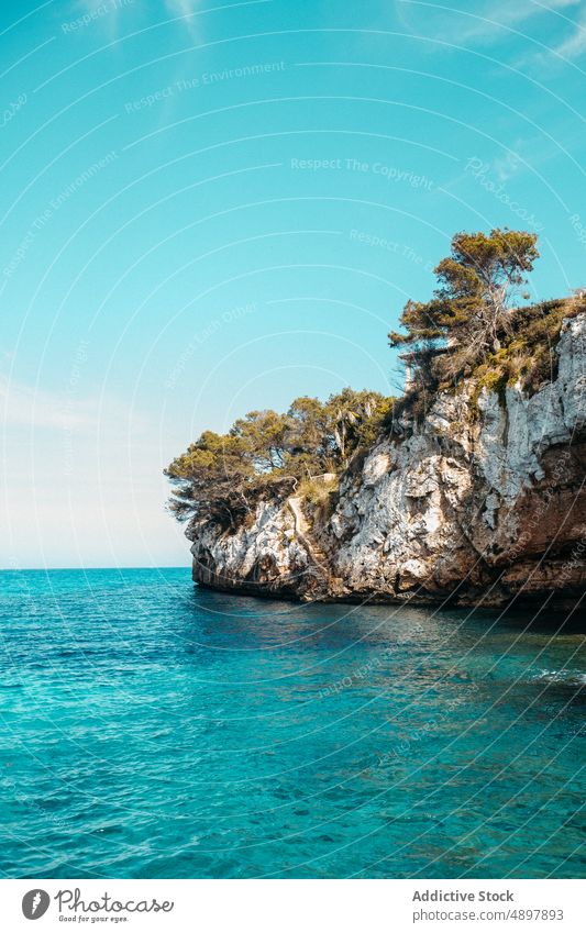 Malerische Meereslandschaft mit massiver Felsklippe auf Mallorca MEER Klippe Landschaft Natur Formation Meeresufer spektakulär atemberaubend felsig malerisch