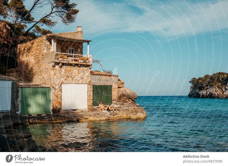 Anonyme Touristen beim Sonnenbaden am felsigen Meeresufer auf Mallorca Paar sich[Akk] entspannen MEER Feiertag Zusammensein ruhen Haus reisen Meeresküste Urlaub