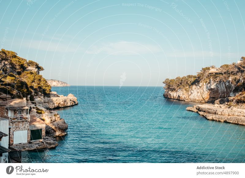 Malerische Meereslandschaft mit massiver Felsklippe auf Mallorca MEER Klippe Landschaft Natur Formation Meeresufer spektakulär atemberaubend felsig malerisch