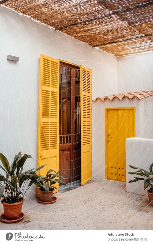 Fassade eines typischen weißen Hauses mit gelben Türen auf Mallorca Außenseite Hof wohnbedingt Architektur Pflanze Cottage Eingang verweilen eingetopft Anwesen