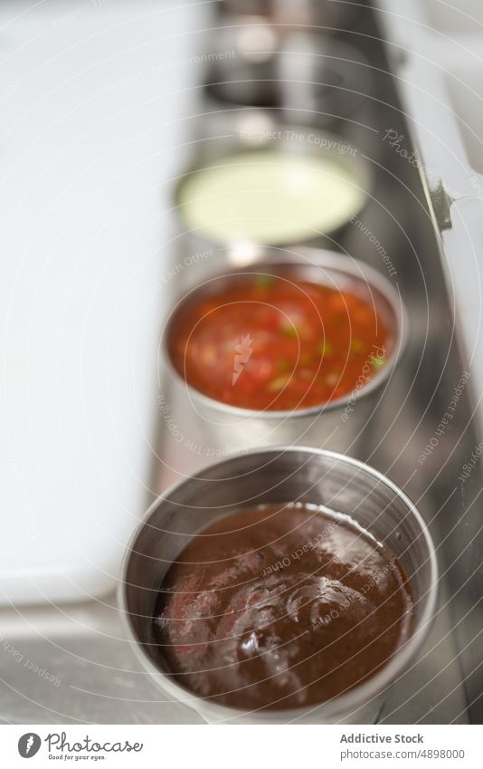 Saucen- und Gewürzset Schneidebrett Kulisse sortiert Aromastoff Küche Bestandteil kulinarisch Schalen & Schüsseln Tisch Lebensmittel Utensil verschiedene lecker