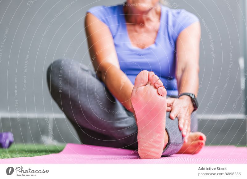 Ältere Frau übt Yoga auf Übungsmatte Senior Unterlage anonym Fokus Fuß aktiv passen Gesundheit Flexibilität sich[Akk] entspannen Lifestyle Sportbekleidung