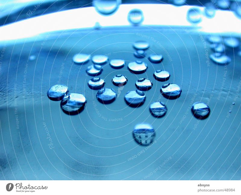 Blue Water II Mineralwasser Flüssigkeit Sauerstoff Luft Futurismus liquide Natur Wasser blau blasen Makroaufnahme Nahaufnahme Detailaufnahme Teile u. Stücke