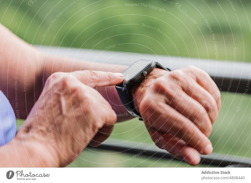 Hands Einrichten der Fitness-Smartwatch vor dem Training Hände intelligente Uhr Senior Frau Bildschirm berührend abgeschnitten Nahaufnahme passen aktiv Übung
