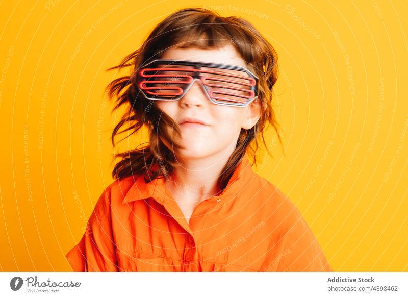 Kleines Kind mit Neonbrille neonfarbig Brille futuristisch Party Schutzbrille farbenfroh hell Kindheit glühen Tracht wenig pulsierend festlich Veranstaltung