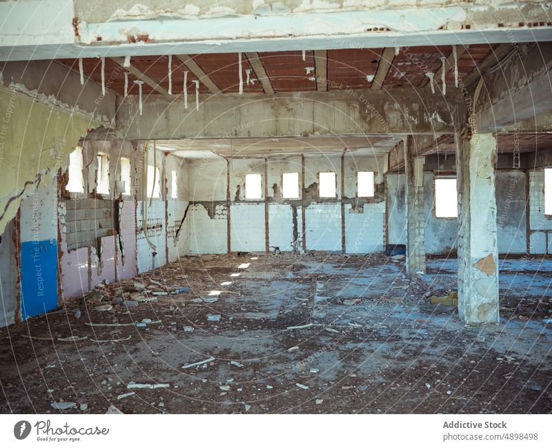 Inneres eines verlassenen Industriegebäudes Innenbereich Gebäude Verlassen Sonnenuntergang industriell schäbig Beton Spalte Stock dunkel Grunge Struktur desolat