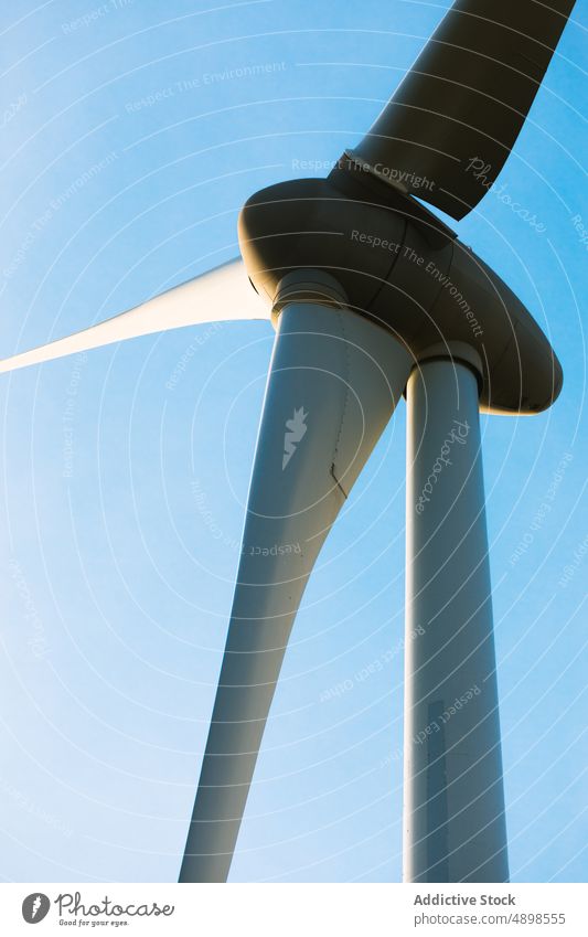 Moderne Windmühlen gegen blauen Himmel Energie Berge u. Gebirge Reihe Hügel Erneuerung Kraft Propeller Landschaft Zeitgenosse Innovation Blauer Himmel Umwelt