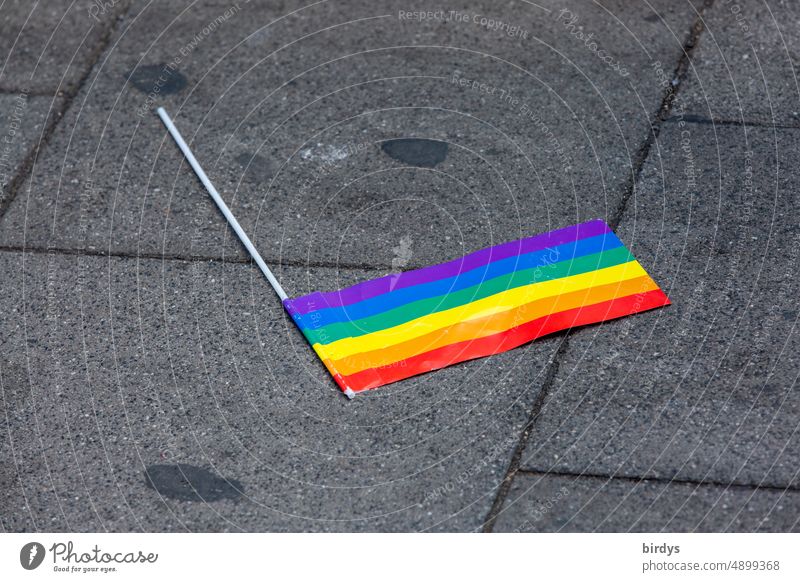 Regenbogenfähnchen auf einem Gehweg. LGBTQI, Symbol für sexuelle und geschlechtliche Vielfalt , Toleranz und Respekt . Regenbogenfahne queer Gleichstellung