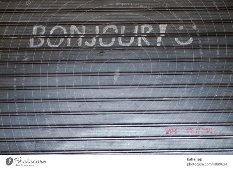 bonjour tristesse Rollladen Rollo Jalousie geschlossen Haus Wand Fassade Schatten Gebäude Fenster Linie Stadt Farbfoto Graffiti Sichtschutz grau Außenaufnahme