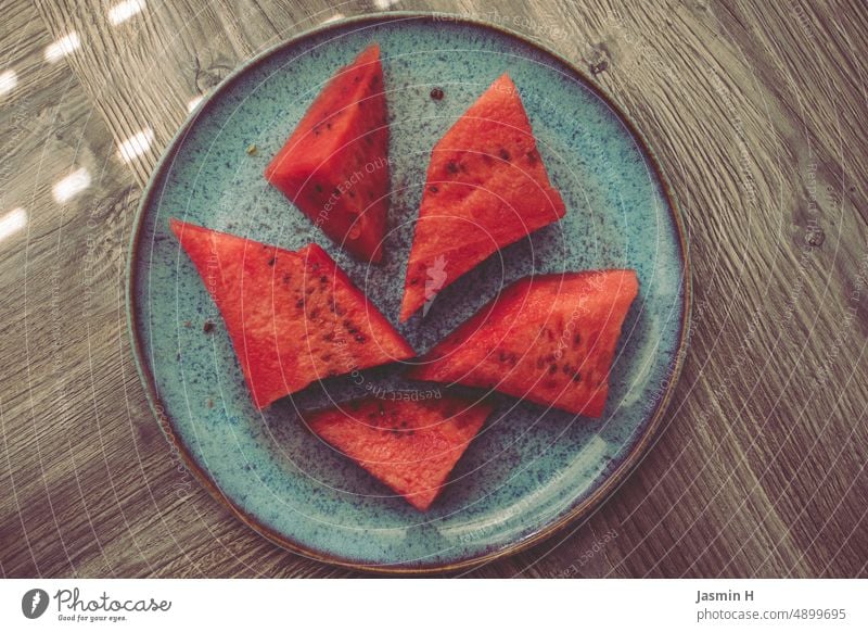 Rote Wassermelone auf blauem Teller Sommer rot Frucht Lebensmittel lecker süß Ernährung frisch Farbfoto saftig natürlich Scheibe geschnitten Melonen reif