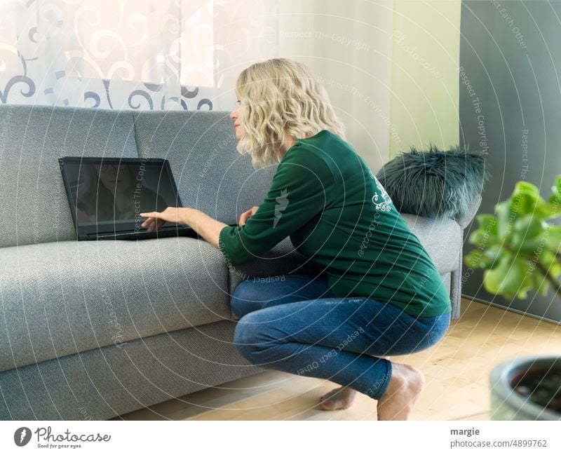 Eine Frau beim Video - Chat laptop Computer blondes Haar Sofa Videoanruf Gesicht feminin Erwachsene buissnes Kniend Junge Frau Frauengesicht Mitteilung