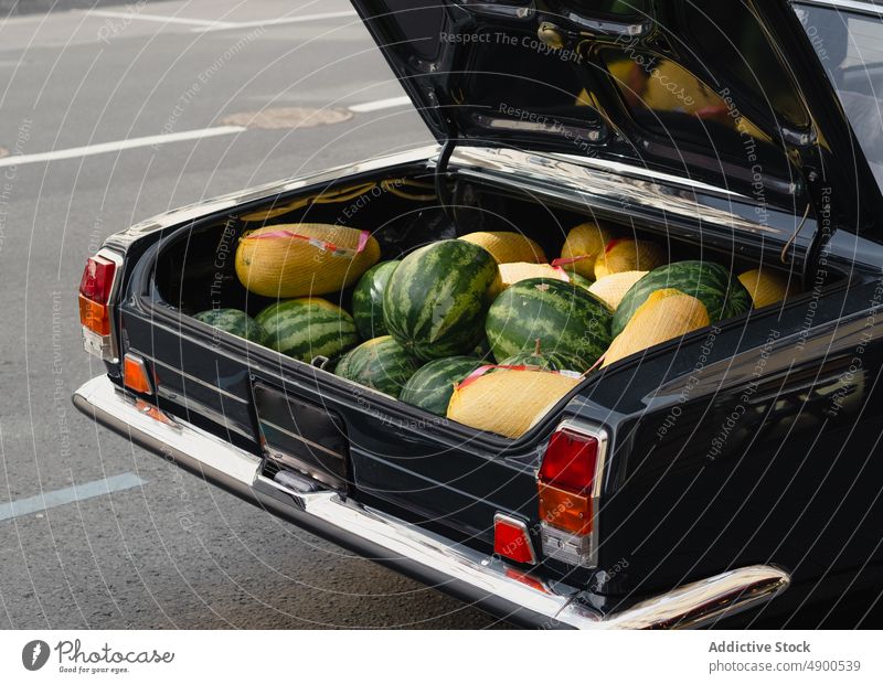 Retro-Auto mit Melonen und Wassermelonen PKW Kofferraum verkaufen Gewerbe Straße offen geparkt retro Asphalt altehrwürdig Fahrzeug Verkehr Sale Automobil