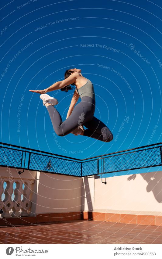 Sportlerin springt beim Training auf die Terrasse Übung sportlich Gesunder Lebensstil üben springen Bestimmen Sie sich[Akk] bewegen Figur ausführen Aktion