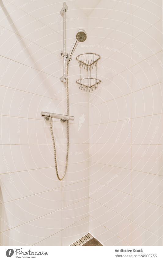 Dusche Detail mit weißen Wänden Fliesen u. Kacheln Bad Design Architektur Hygiene im Innenbereich Reichtum Wasserhahn heimwärts hell Sauberkeit Haus Kabinett