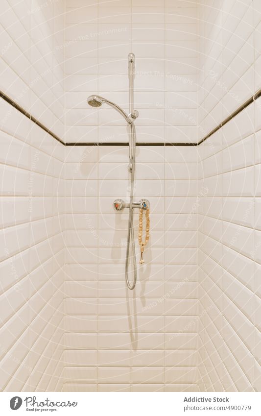 Leichte Duschkabine im Badezimmer Dusche Innenbereich Appartement Design Kabine Sauberkeit Fliesen u. Kacheln wohnbedingt modern leer Hygiene weiß geräumig Stil
