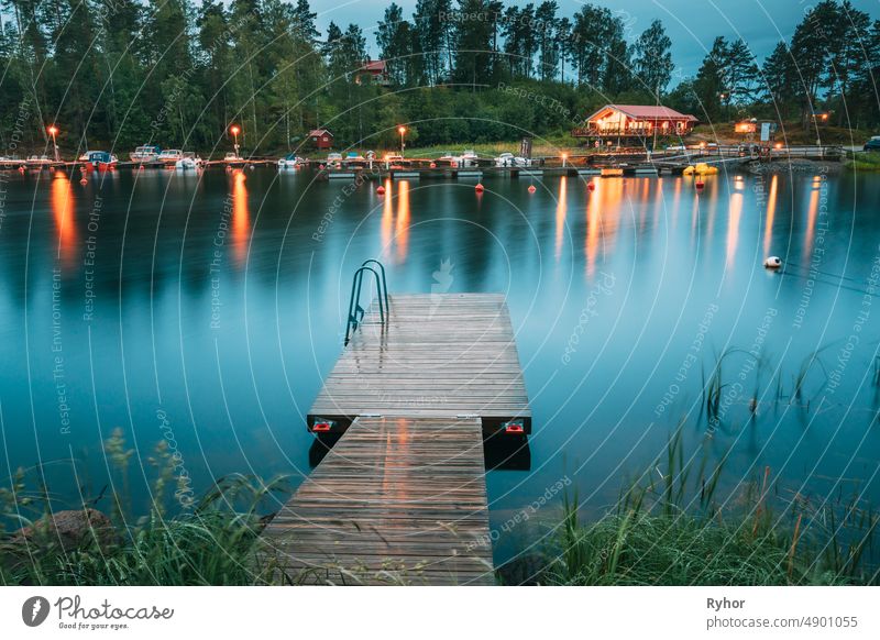 Schweden. Schöne hölzerne Pier in der Nähe von See im Sommer Abend Nacht. See oder Fluss Landschaft Schwedisch Appartement schön Schönheit in der Natur Boot