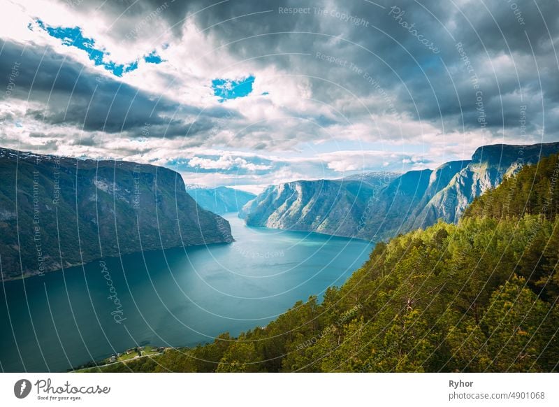Sogn und Fjordane Fjord, Norwegen. Erstaunliche Sommer Scenic View Of Sogn Og Fjordane. Berühmte norwegische Wahrzeichen und beliebtes Reiseziel im Sommer Tag