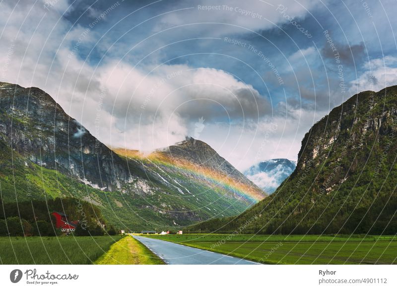 Stardalen, Skei I Jolster, Jostedalsbreen National Park, Norwegen. Beautiful Sky After Rain With Rainbow Above Norwegian Rural Landscape. Landwirtschaft und Wettervorhersage Konzept