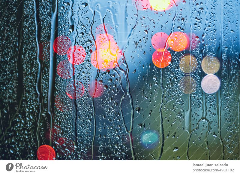 Regentropfen auf dem Fenster und Straßenlaternen im Hintergrund Lichter Nacht Farben farbenfroh mehrfarbig Bokeh Kreise Tropfen regnerisch regnerische Tage