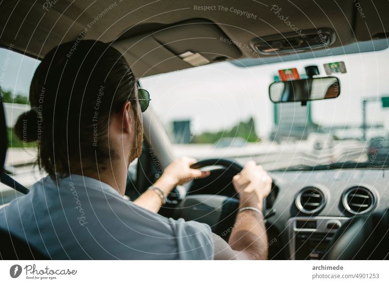 Mann, der ein Auto fährt und einen Roadtrip unternimmt PKW Laufwerk Fahrer Lifestyle Autobahn Reise Menschen Straße Geschwindigkeit Sonnenbrille Taxi Verkehr