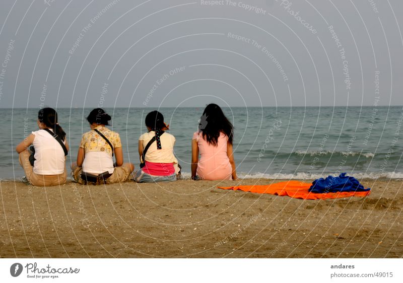 Die Vier am Meer Strand Horizont 4 Romantik ruhig Mädchen Frau Paar Sehnsucht Erwartung Denken Ferien & Urlaub & Reisen Sand Wasser Himmel Rücken asiatinen