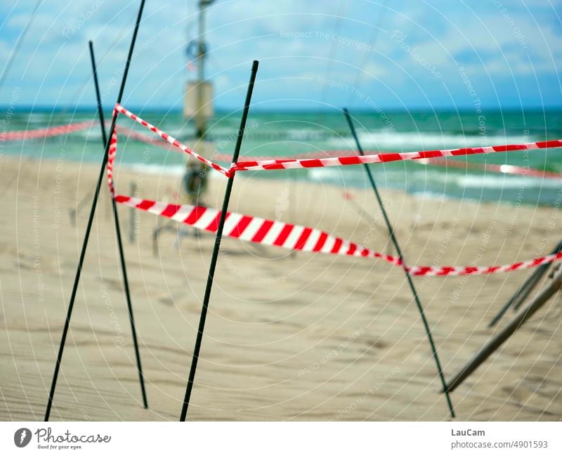 Strandspaziergang mit Hindernissen Absperrung Absperrband Flatterband Meer Küste rot-weiß Verbote Sicherheit Barriere Strukturen & Formen
